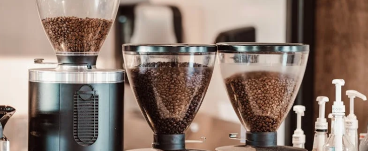 Jak wyczyścić młynek do kawy w ekspresie?